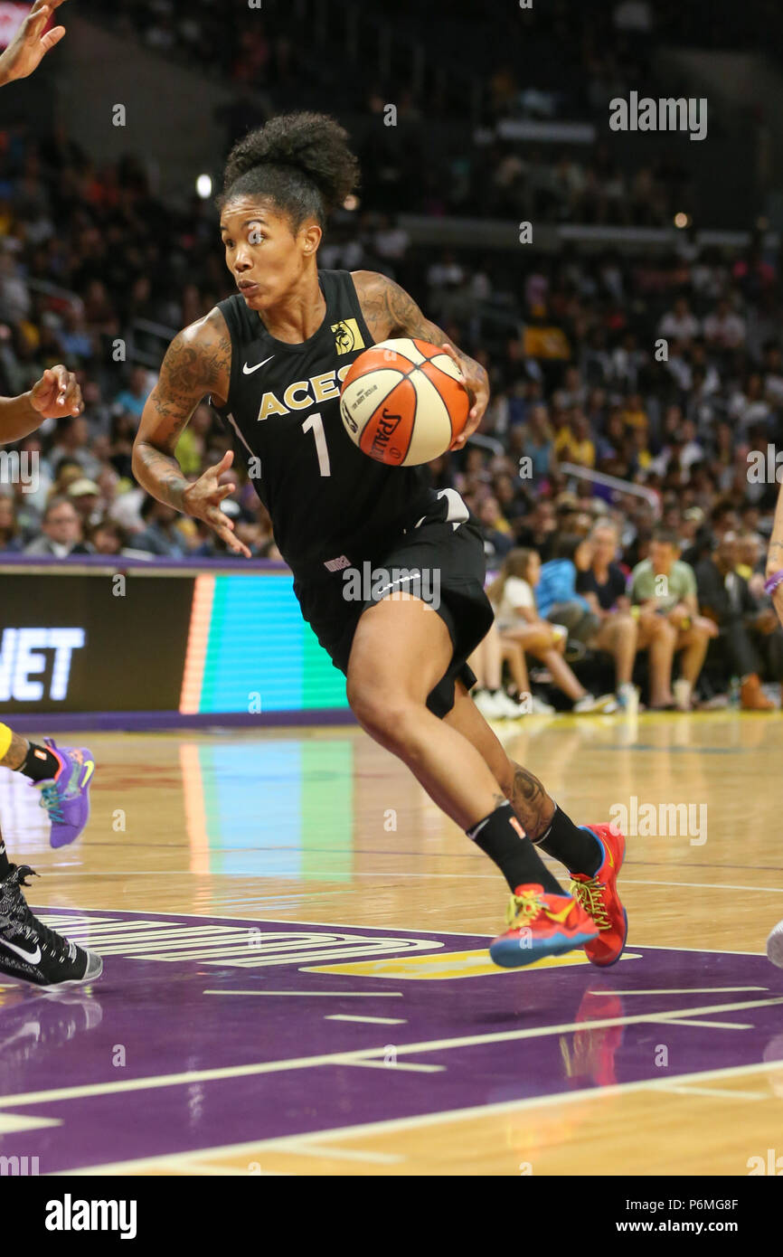 LOS ANGELES, CA - Luglio 01: Las Vegas Aces avanti Tamera Young (1) rigidi per il cestello durante un gioco WNBA tra il Los Angeles Sparks e il Las Vegas Aces sulla luglio 01, 2018 a Staples Center a Los Angeles, CA. Jordon Kelly/CSM Foto Stock