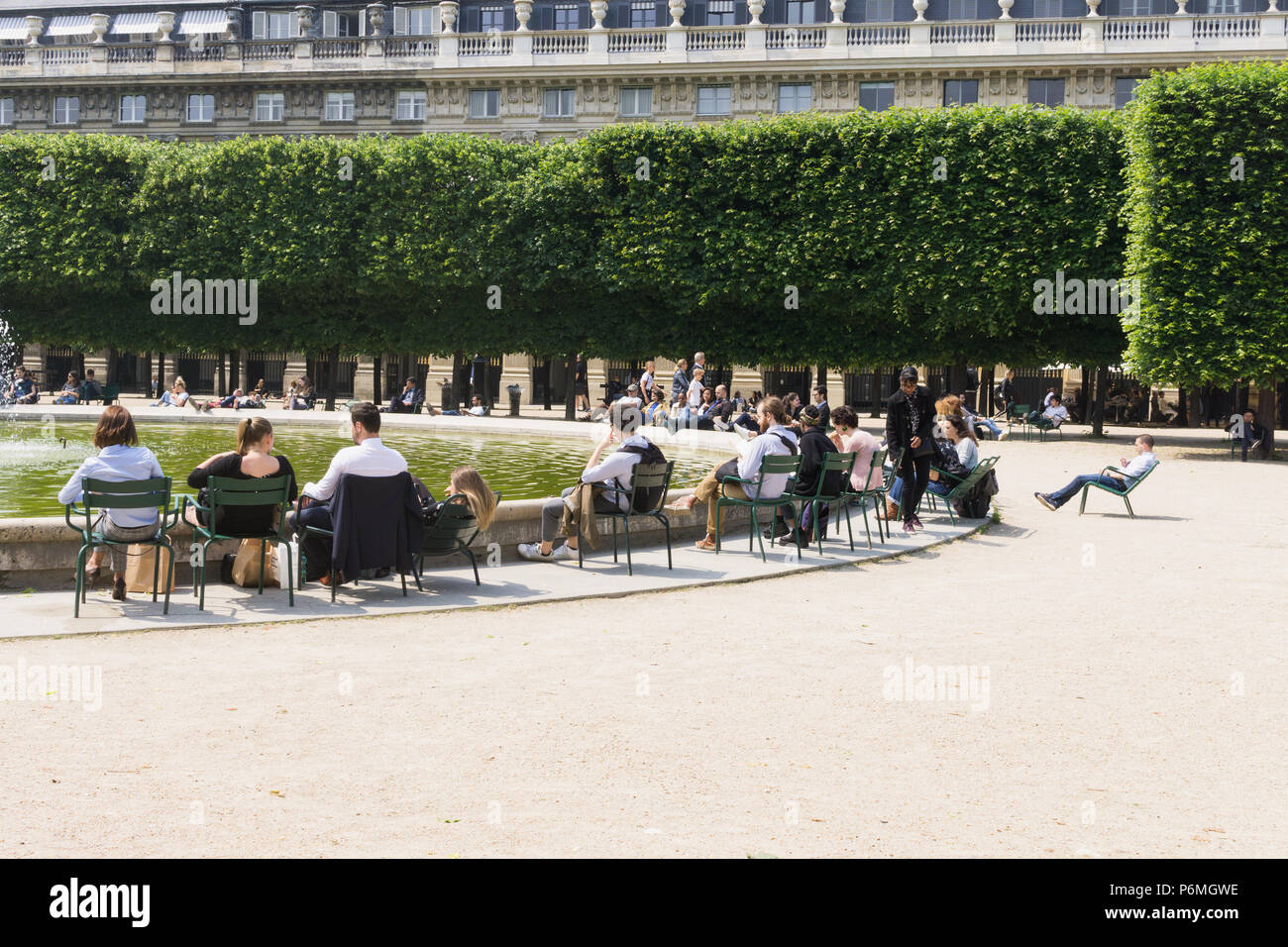 Persone relax presso la fontana nel giardino del Palais Royal di Parigi, Francia. Foto Stock