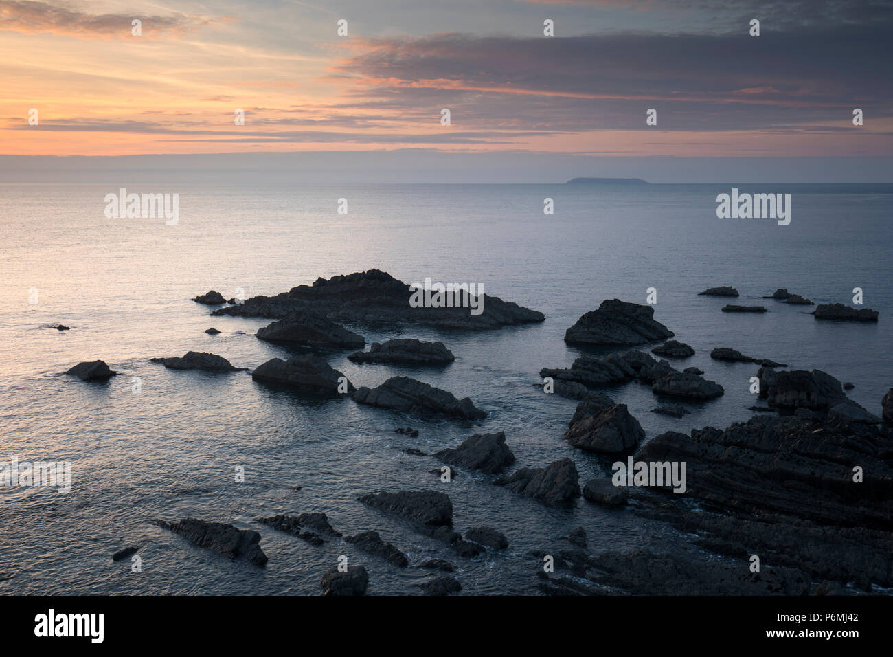 Hartland Quay; tramonto; cercando di Lundy; Devon, Regno Unito Foto Stock