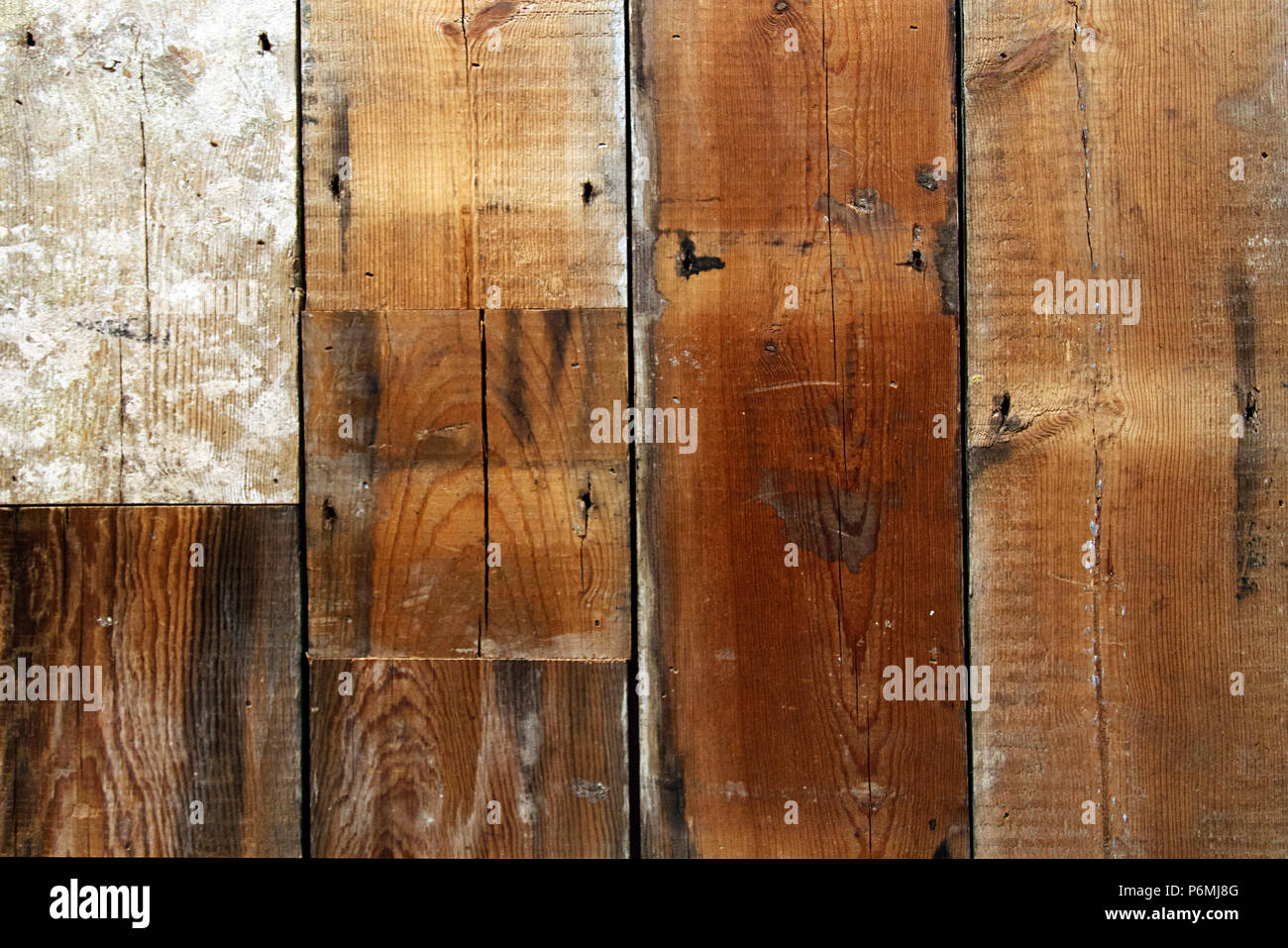 Colori ricchi in una grana di legno sullo sfondo di legno e tavole di legno  per il rivestimento o rivestimento di pavimento Foto stock - Alamy