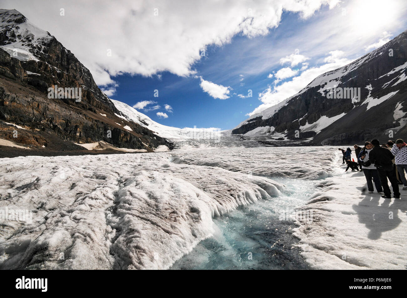 Sul ghiaccio: estate sul Ghiacciaio Athabasca nel Parco Nazionale di Jasper Foto Stock