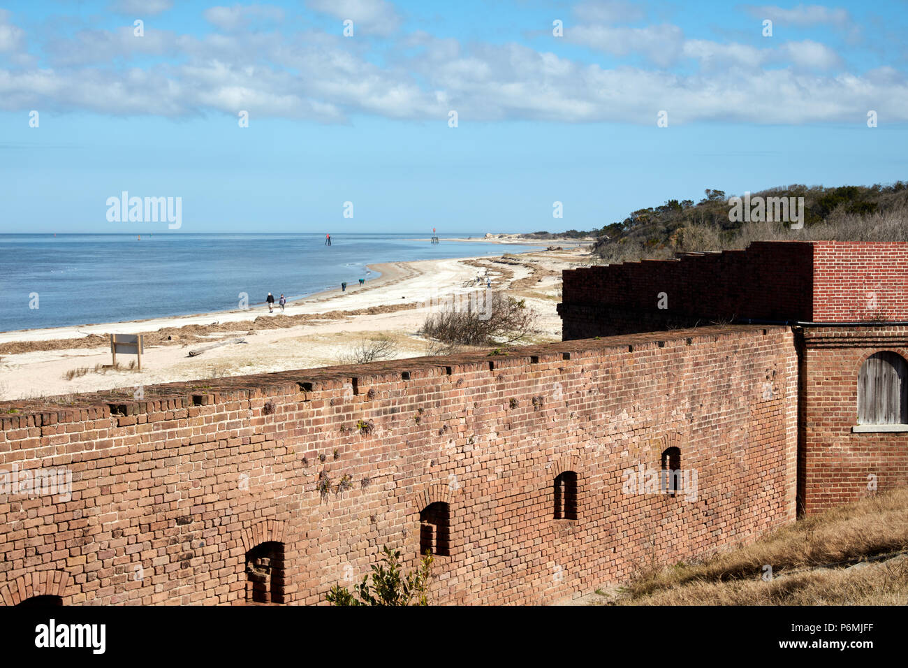 Vista della spiaggia dal bastione oltre la cortina di Fort Clinch Foto Stock