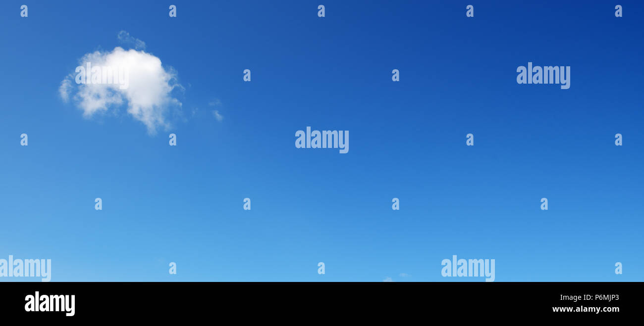 Foto panoramica con piccola nube luminosa sul cielo blu sullo sfondo. Spazio libero per il testo. Foto Stock