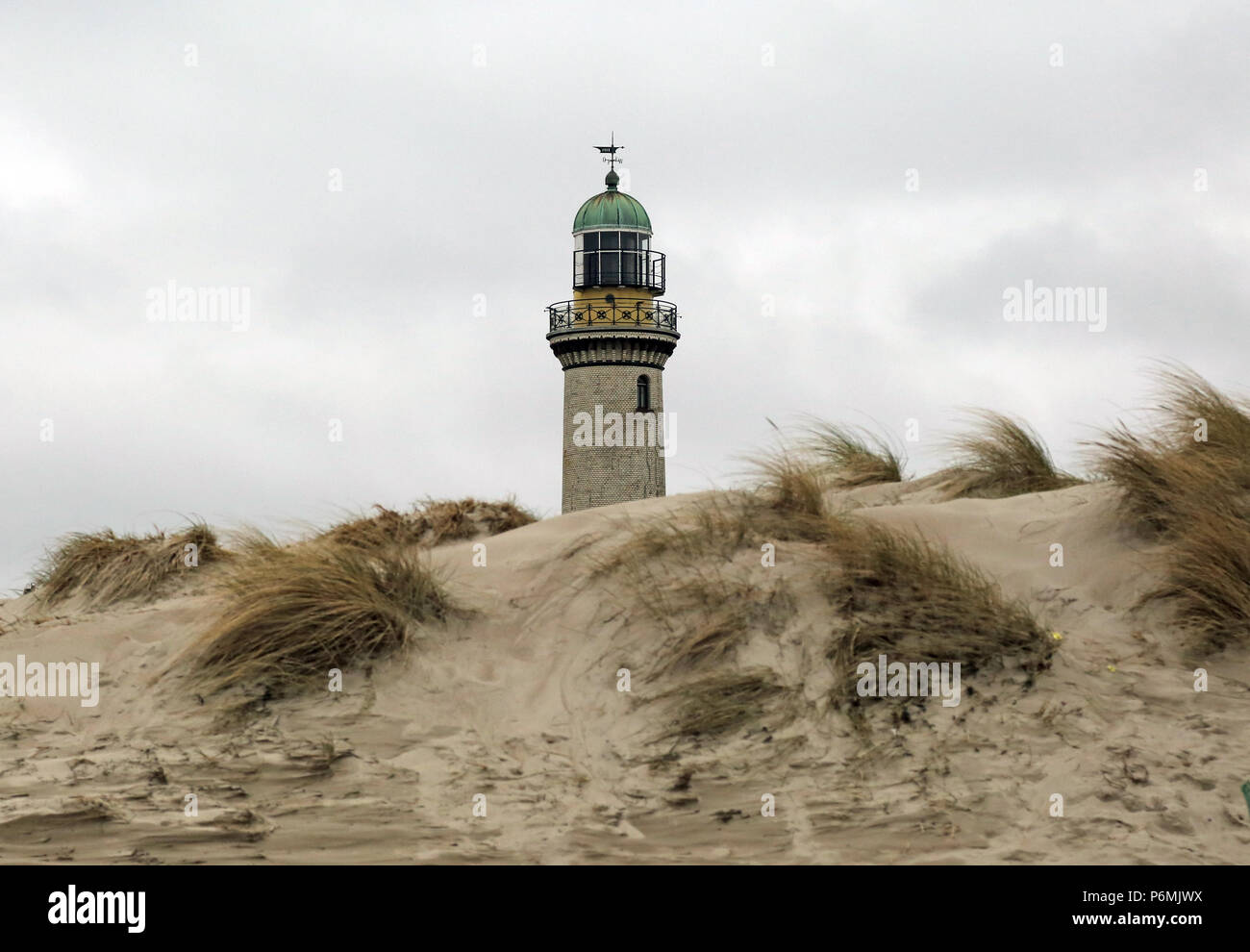 Warnemuende, faro dietro una duna Foto Stock