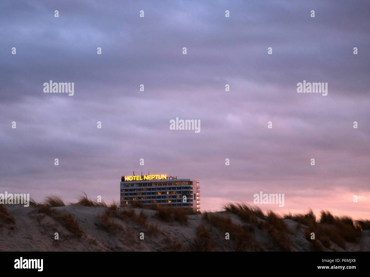 Warnemuende, Hotel Nettuno nella luce della sera dietro una duna Foto Stock