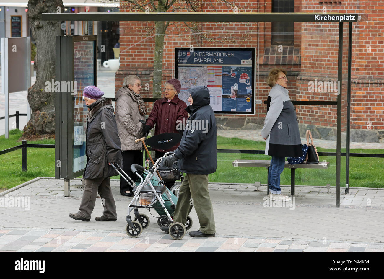 Warnemuende, gli anziani sono in attesa per il bus Foto Stock