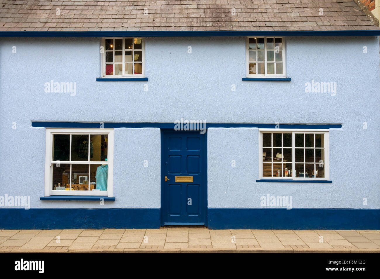 La parte anteriore del vecchio attraente due toni di blu dipinto di casa / cottage, ora parte di guadi department store shop, Oakham Rutland, England, Regno Unito Foto Stock
