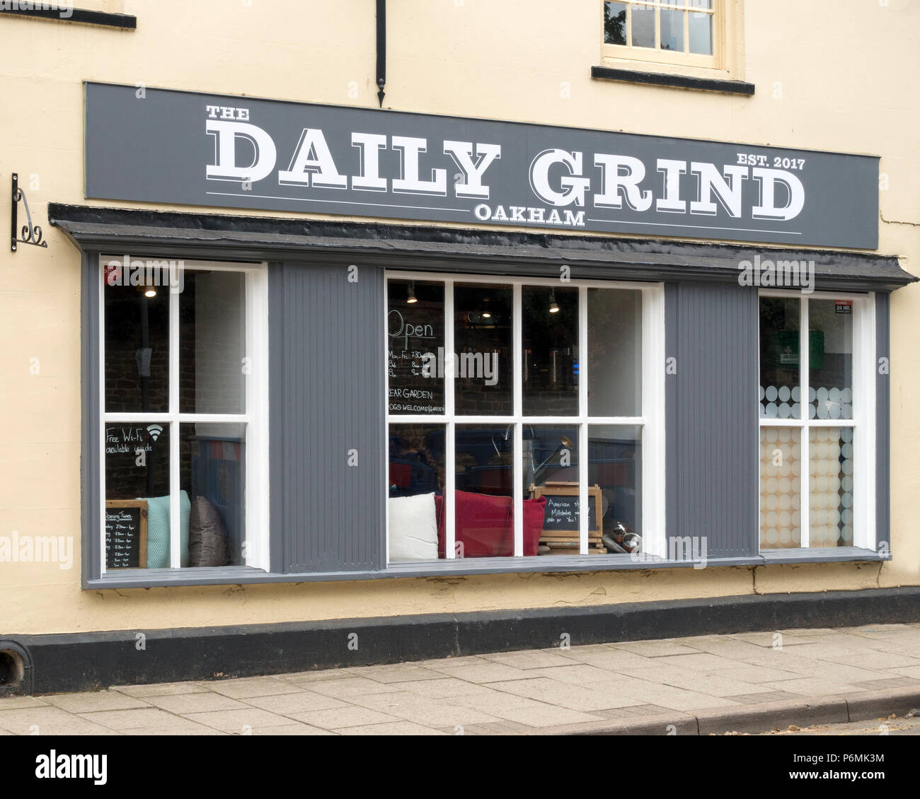 Esterno del "Daily Grind' caffetteria cafe, Oakham, Rutland, England, Regno Unito Foto Stock