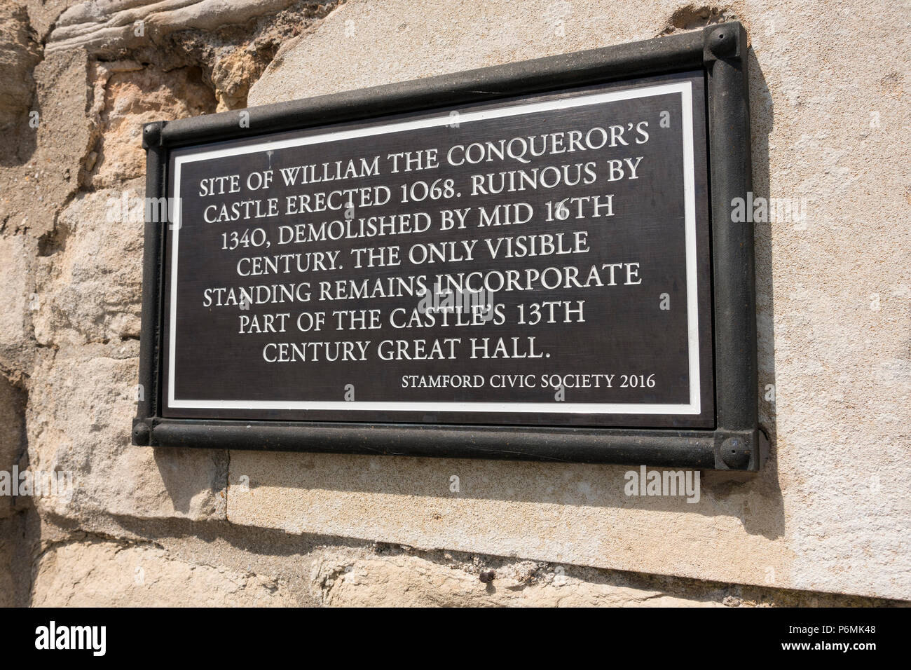 Stamford Civic Society informazioni segno che indica la posizione dei resti di il castello di Guglielmo il Conquistatore di Stamford, Lincolnshire, England, Regno Unito Foto Stock