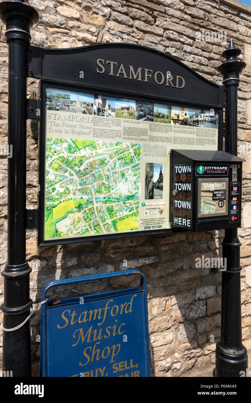 Informazioni turistiche segno e mappa della città con dispenser, Stamford, Lincolnshire, England, Regno Unito Foto Stock