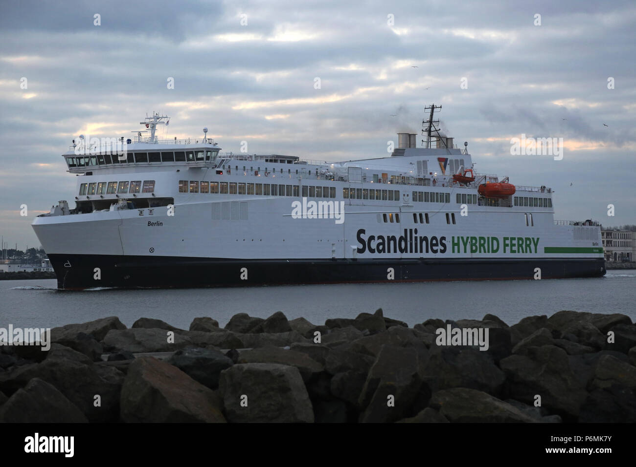 Warnemünde, Scandlines traghetto ibrido Foto Stock