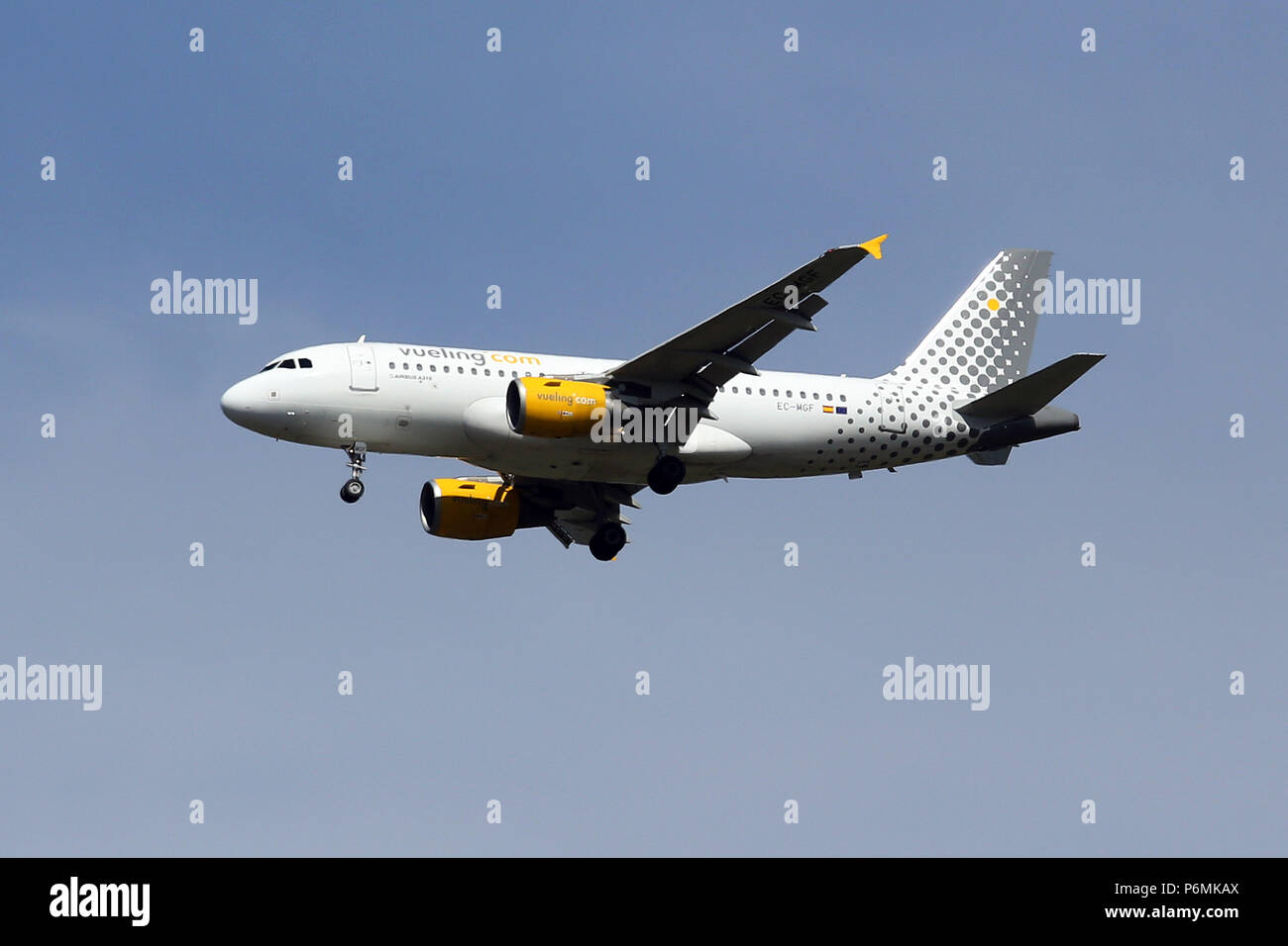 Hannover, Germania - Macchina della compagnia aerea Vueling Airlines in aria Foto Stock