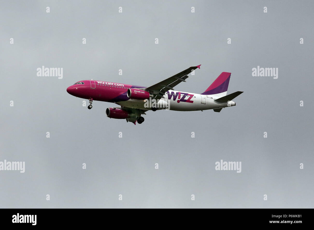 Hannover, Germania - Macchina della compagnia aerea Wizz Air in aria Foto Stock