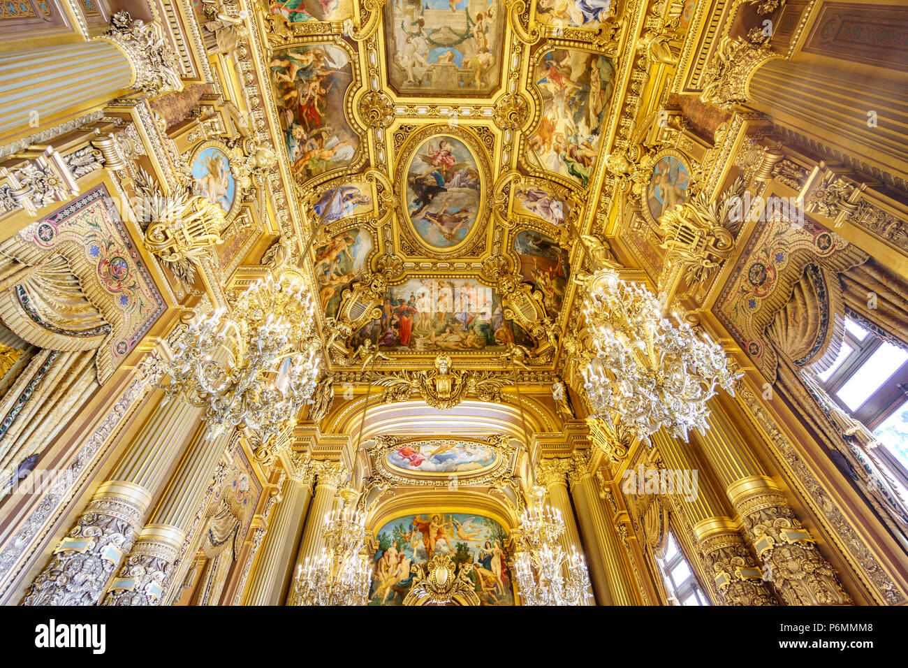 Parigi, Francia, 17 maggio: vista dell'incredibile tetto di Opera de Paris, Palais Garnier, fu costruita dal 1861 al 1875, 17 maggio 2015 a Parigi. Foto Stock