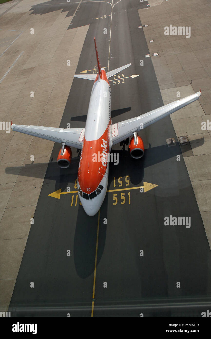 Londra, Regno Unito, un Airbus 320 della compagnia aerea easyJet sul London Gatwick airport pista di rullaggio Foto Stock