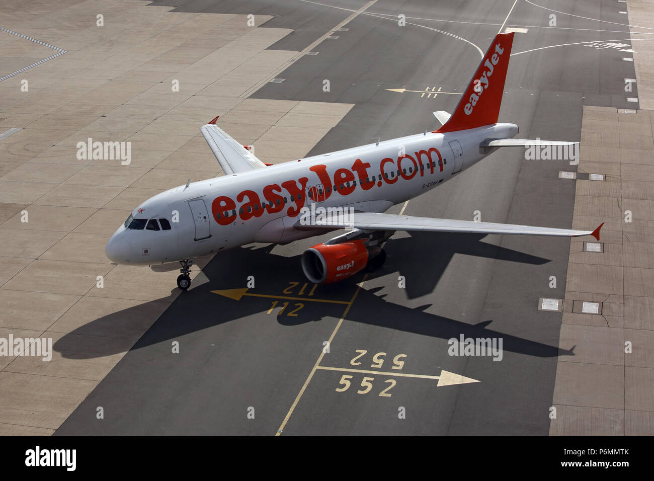 Londra, Regno Unito, un Airbus 319 della compagnia easyJet sulla pista di rullaggio di Londra Gatwick Foto Stock