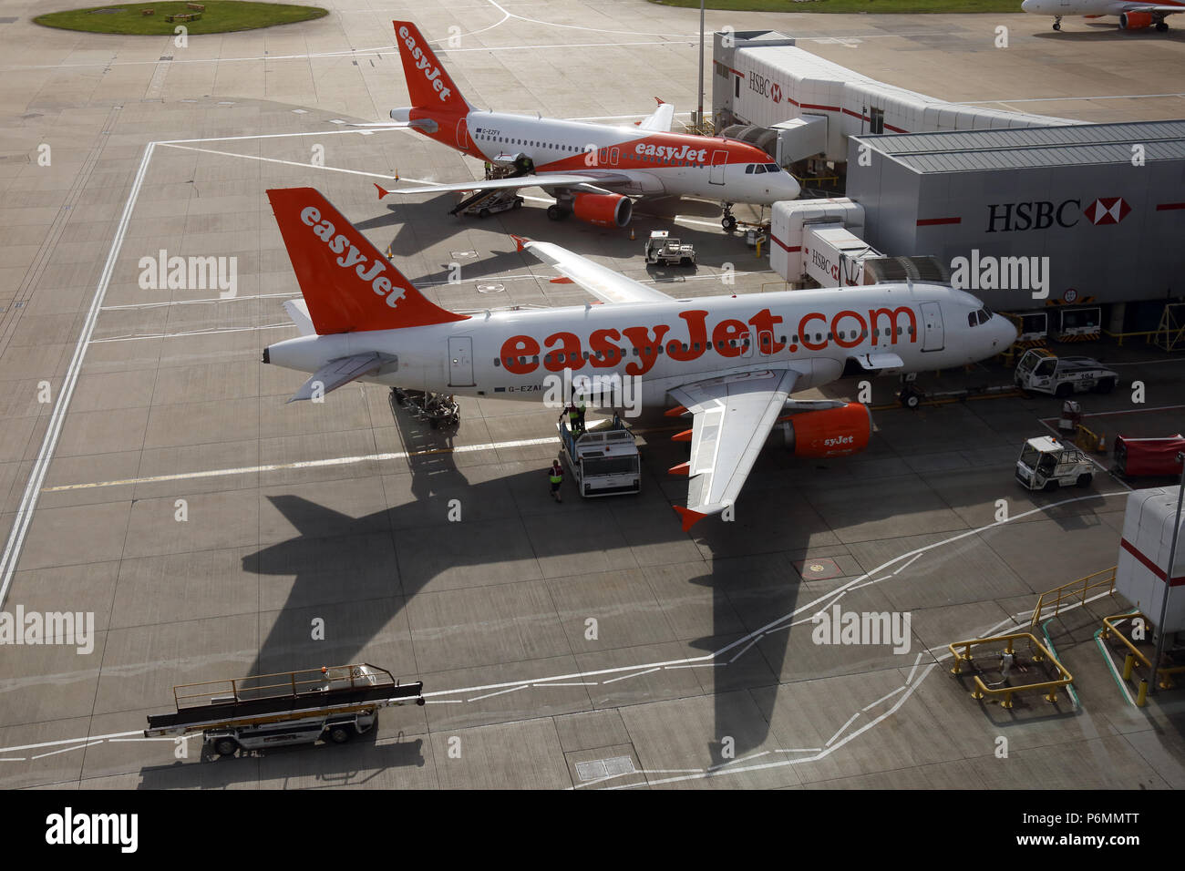 Londra, Regno Unito, due Airbus A 319 di proprietà di easyJet al terminale dell'Aeroporto Gatwick di Londra Foto Stock