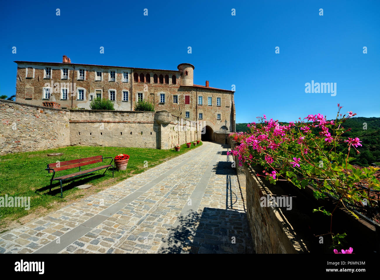 Il castello dei marchesi Incisa di Camerana a Sale San Giovanni, vicino a Ceva, nelle Langhe in provincia di Cuneo, Piemonte, Italia nordoccidentale. Foto Stock