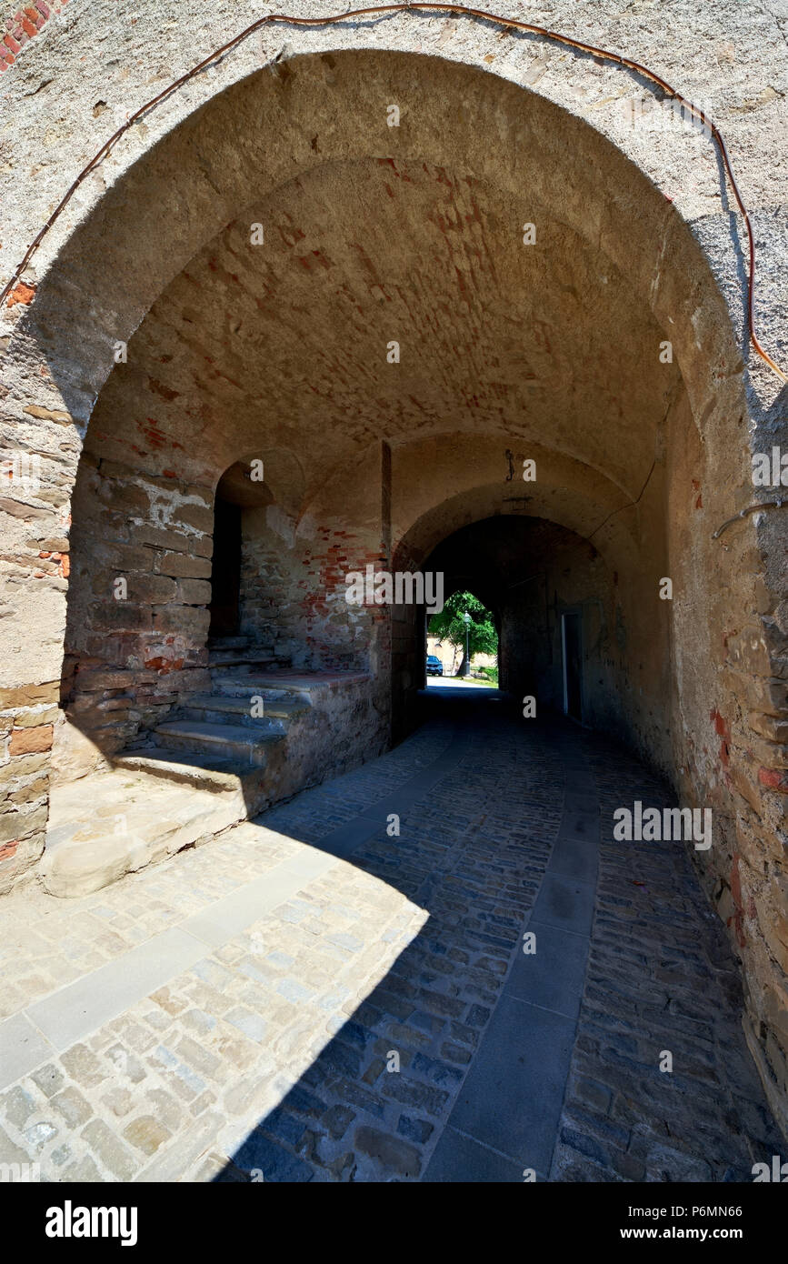 Il gateway per la piazza del castello e la chiesa del villaggio di Sale San Giovanni nelle Langhe in provincia di Cuneo, Piemonte, Italia nordoccidentale. Foto Stock