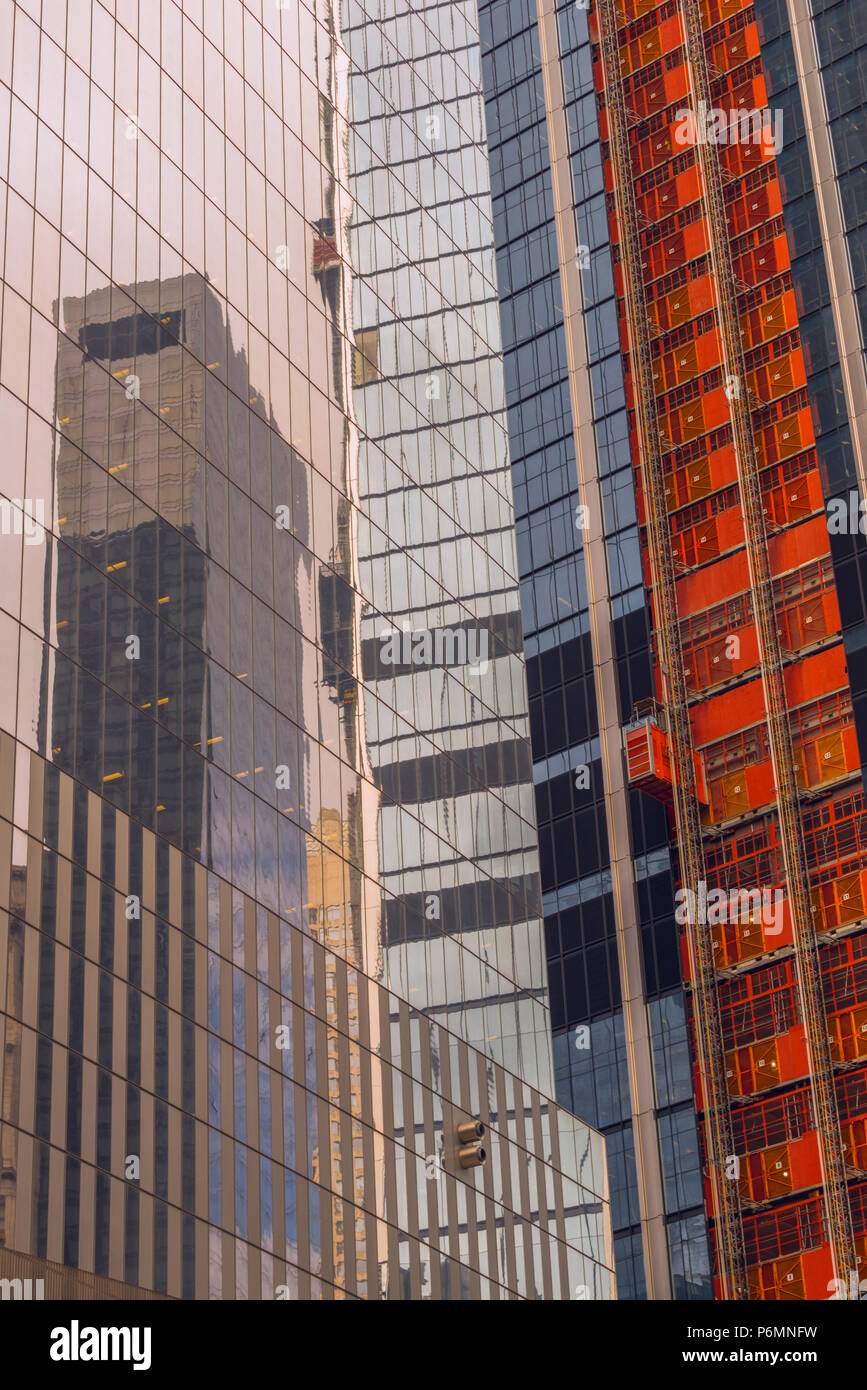 Segni di costrutto continua a Manhattan, New York City e le elaborate texture e riflessioni creato Foto Stock