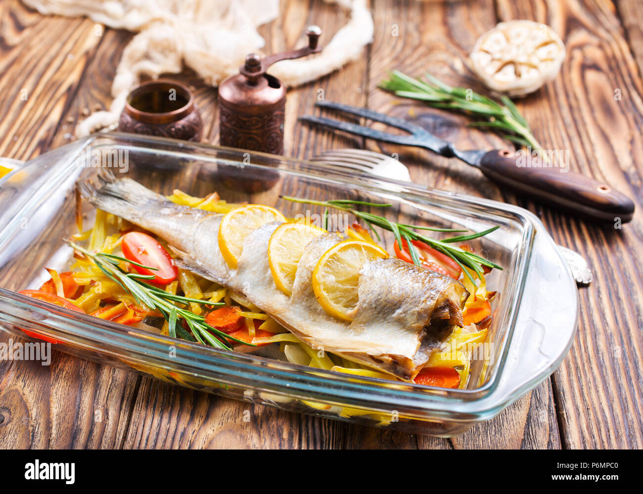 Pesce Al Forno Pesce Al Forno Con Verdure Su Piastra Foto