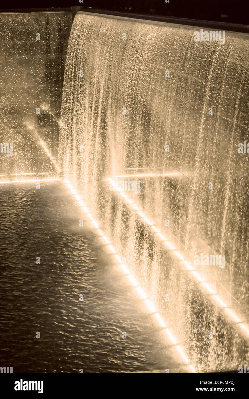 Il haunting omaggio a nove undici evento in Lower Manhattan, New York City, illuminata di notte Foto Stock