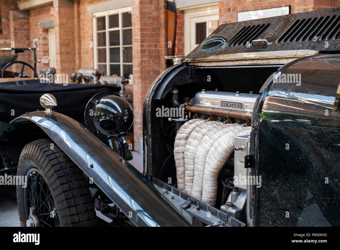 Vintage Bentley laboratorio di restauro a Bicester Heritage Centre. Oxfordshire, Inghilterra Foto Stock