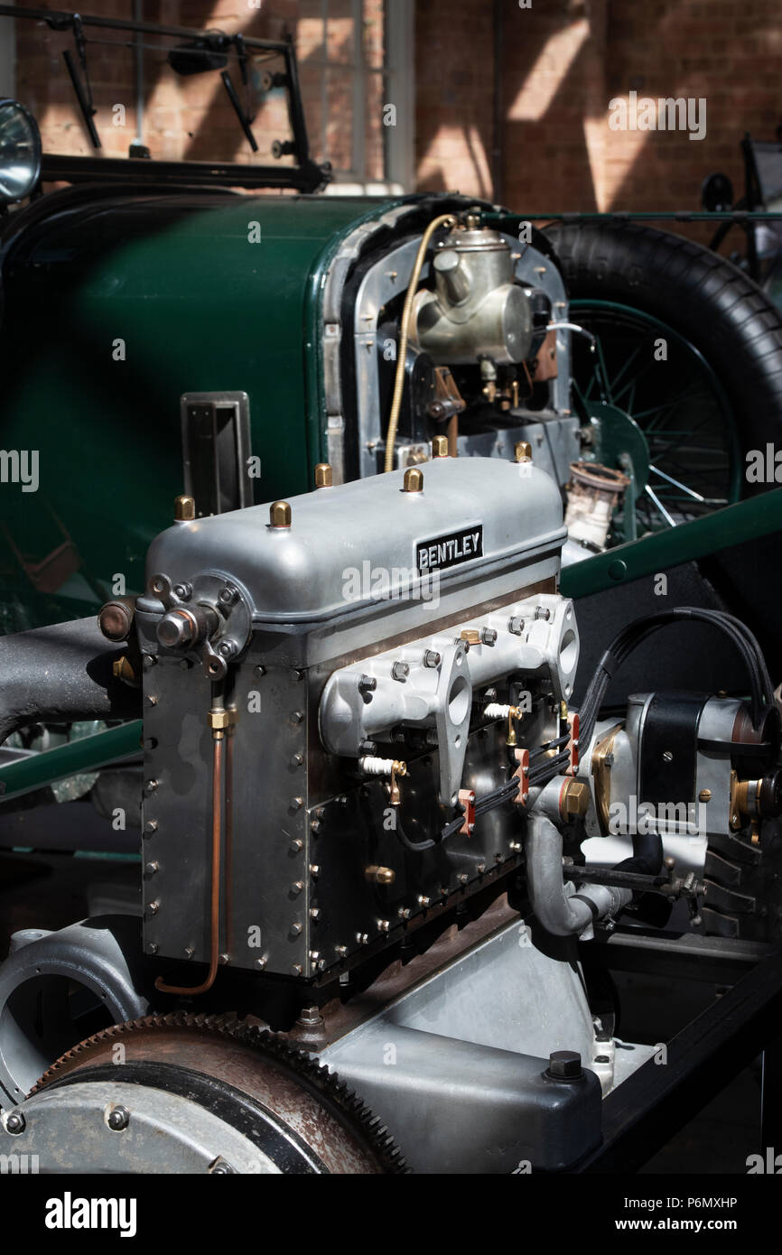 Vintage Bentley laboratorio di restauro a Bicester Heritage Centre. Oxfordshire, Inghilterra Foto Stock