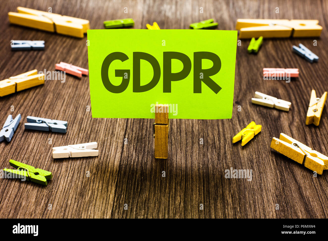La scrittura della nota mostra il PILR. Business photo presentazione generale della protezione dei dati il Regolamento privacy leggi UE conformità tecnica Clip board idee creative pape Foto Stock