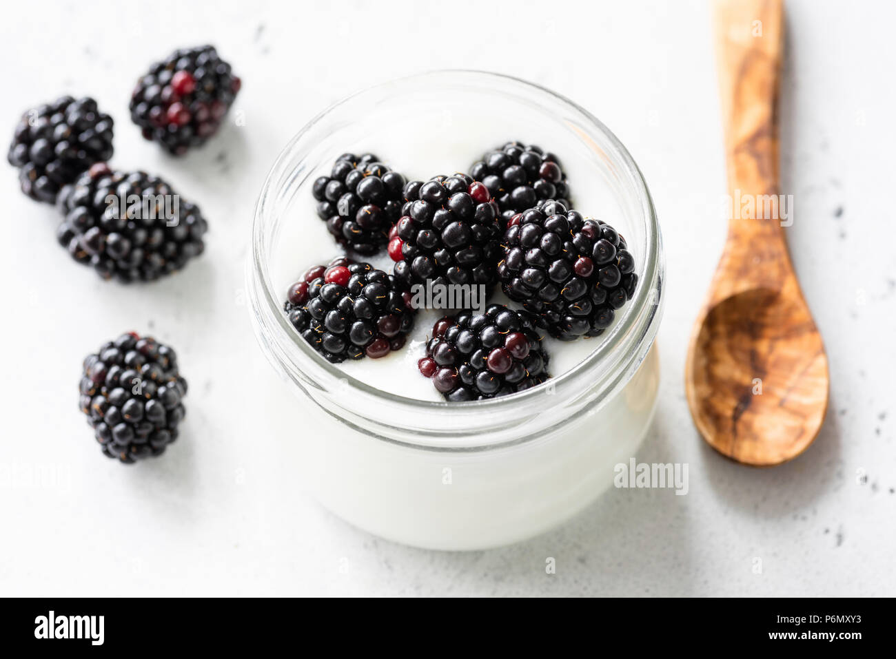 Un vasetto di yogurt con more. Mangiare sano e naturale, cibo, alimentazione e dieta concetto Foto Stock
