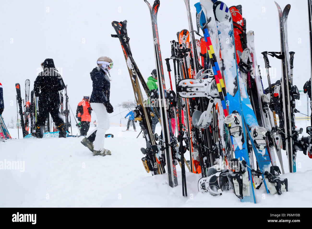 Sulle Alpi francesi. Gli sci e gli snowboard. Saint-Gervais. La Francia. Foto Stock