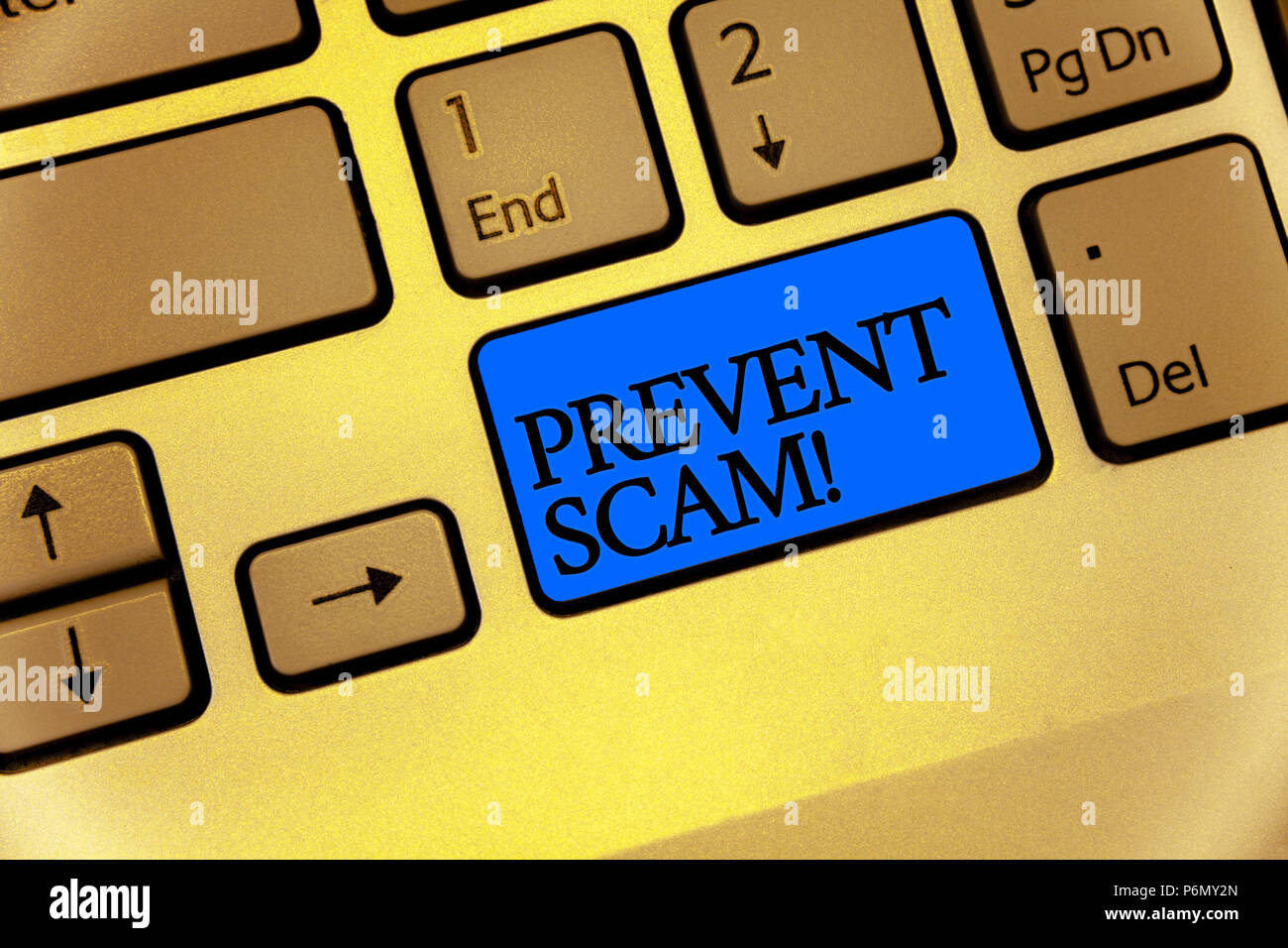 La scrittura della nota mostra impedire la truffa chiamata motivazionali. Business photo vetrina per la tutela dei consumatori di transazioni fraudolente tastiera tasto marrone giallo l Foto Stock