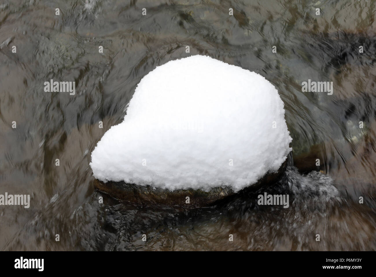 Fiume e la neve. La Francia. Foto Stock