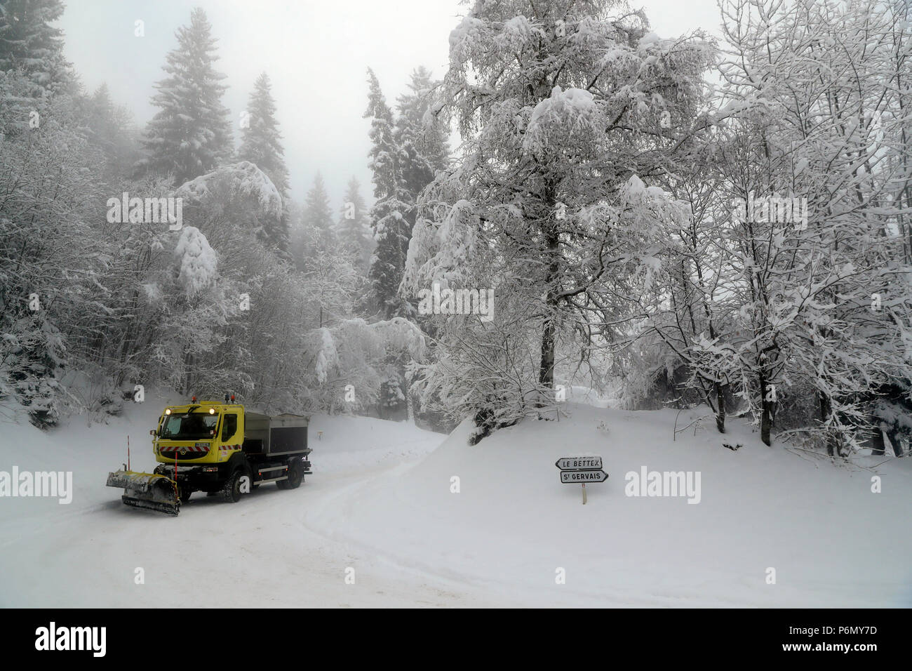 Strada di montagna in inverno. Snow Plough sgombero della neve dalla strada. Saint-Gervais. La Francia. Foto Stock