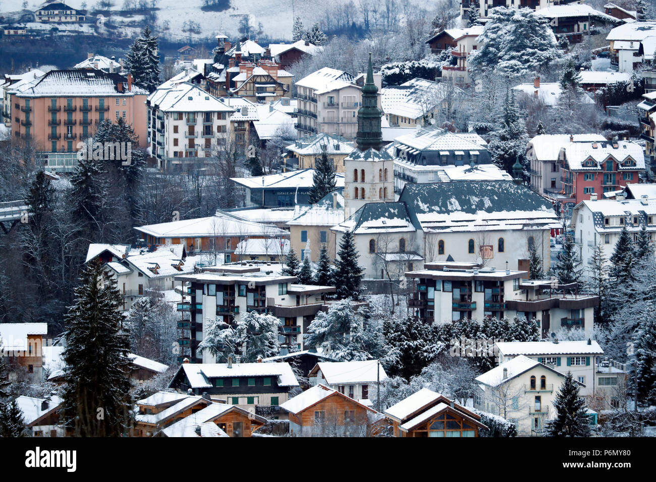 Vista generale di Saint-Gervais Mont-Blanc d'inverno. La Francia. Foto Stock