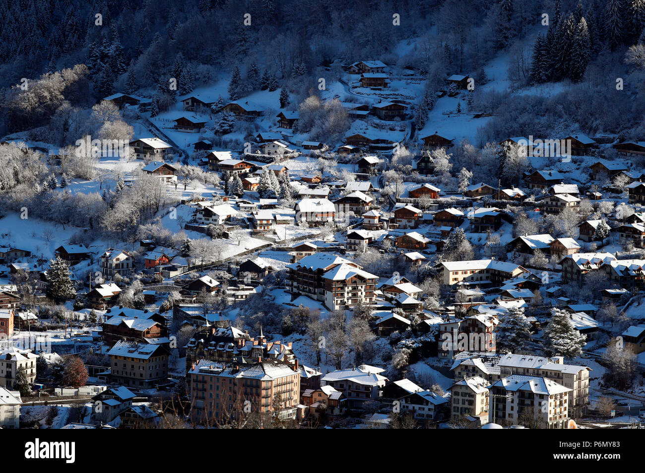Vista generale di Saint-Gervais Mont-Blanc d'inverno. La Francia. Foto Stock