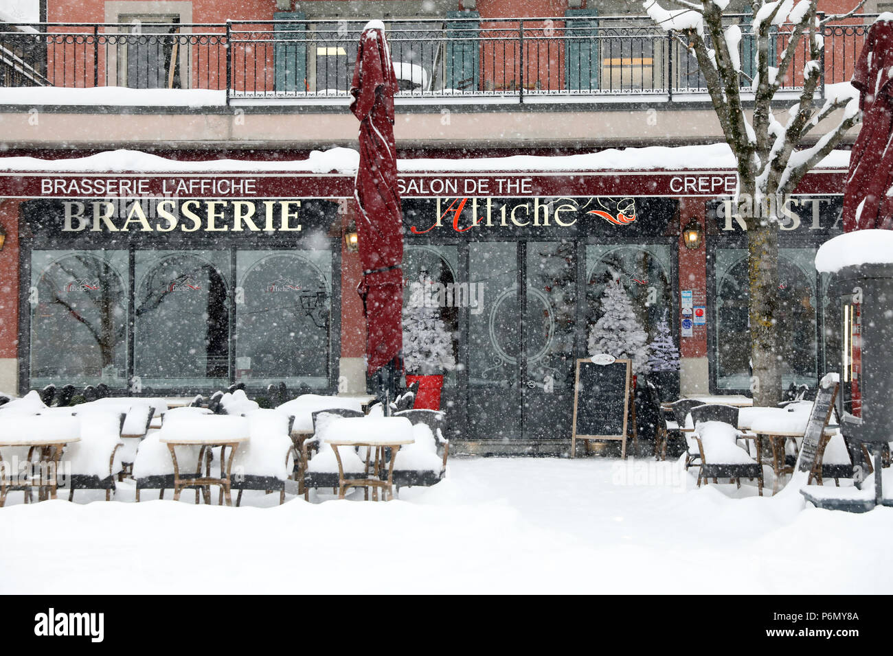 Villaggio di Saint-Gervais Mont-Blanc d'inverno. Brasserie l'Affiche. La Francia. Foto Stock