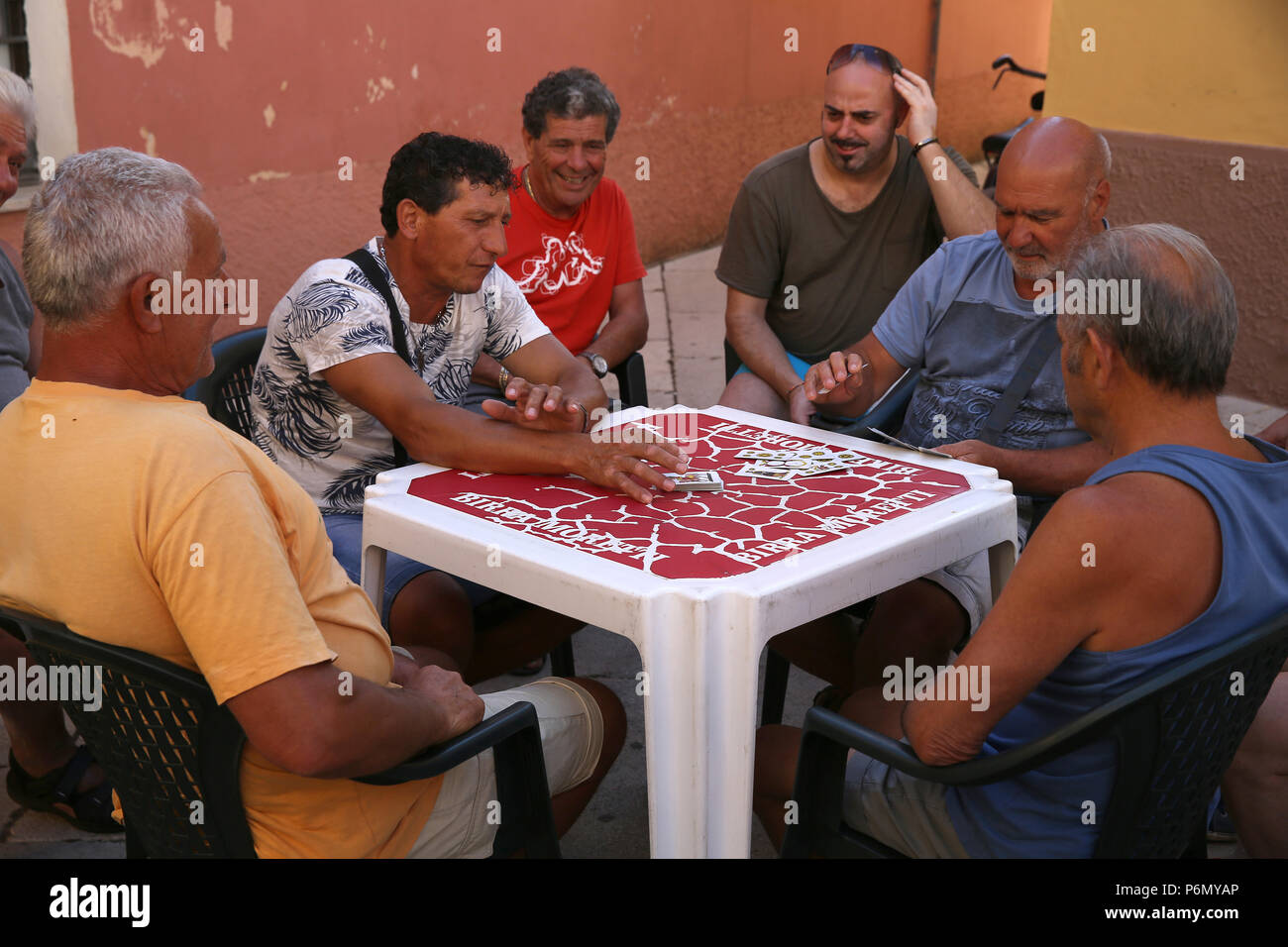 Pensionati italiani giocando a carte in Puglia, Italia. Foto Stock