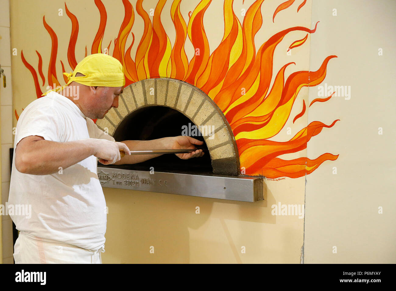 La cottura della pizza in Gallipoli, Italia. Foto Stock
