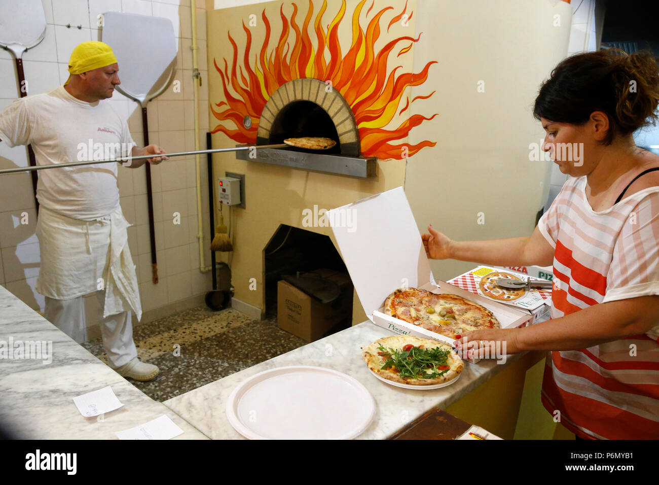 La cottura della pizza in Gallipoli, Italia. Foto Stock