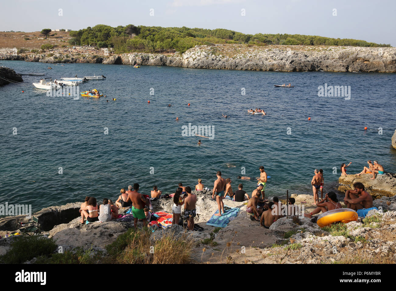 Vacanzieri in Porto Badisco, Italia. Foto Stock