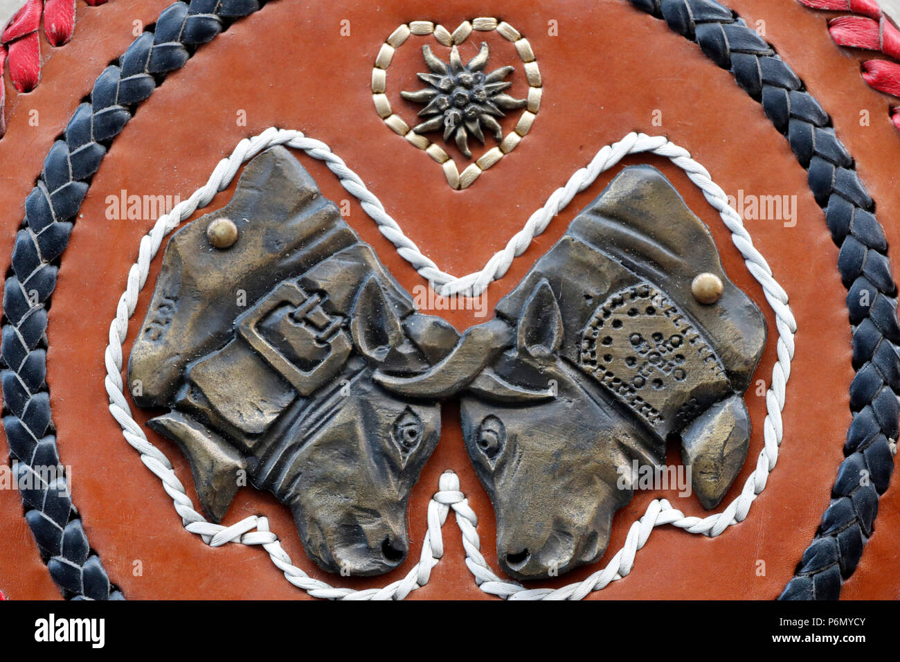 Fiera di Sant Orso. Artisti e artigiani da Valle dÕAosta orgogliosamente mostrare le loro opere. Cow bell. dettaglio. Aosta. L'Italia. Foto Stock
