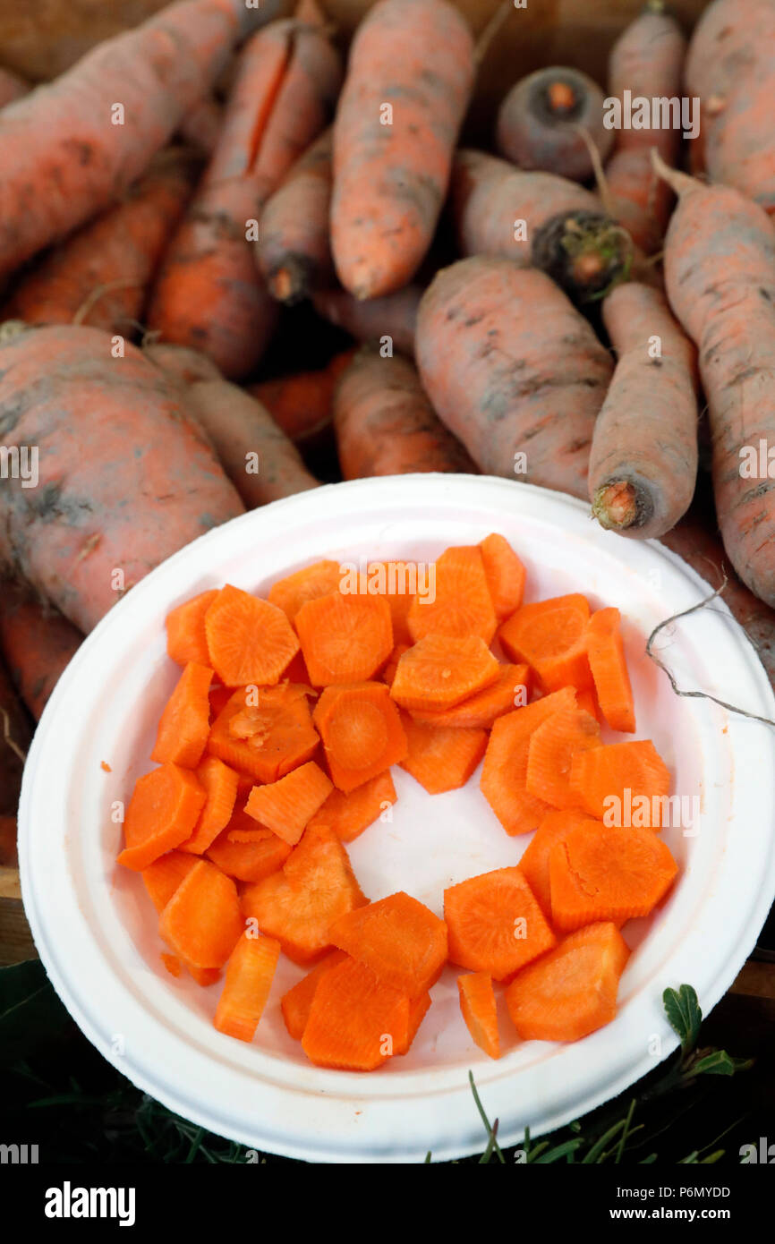 Fiera di Sant Orso. Le carote fresche. Aosta. L'Italia. Foto Stock