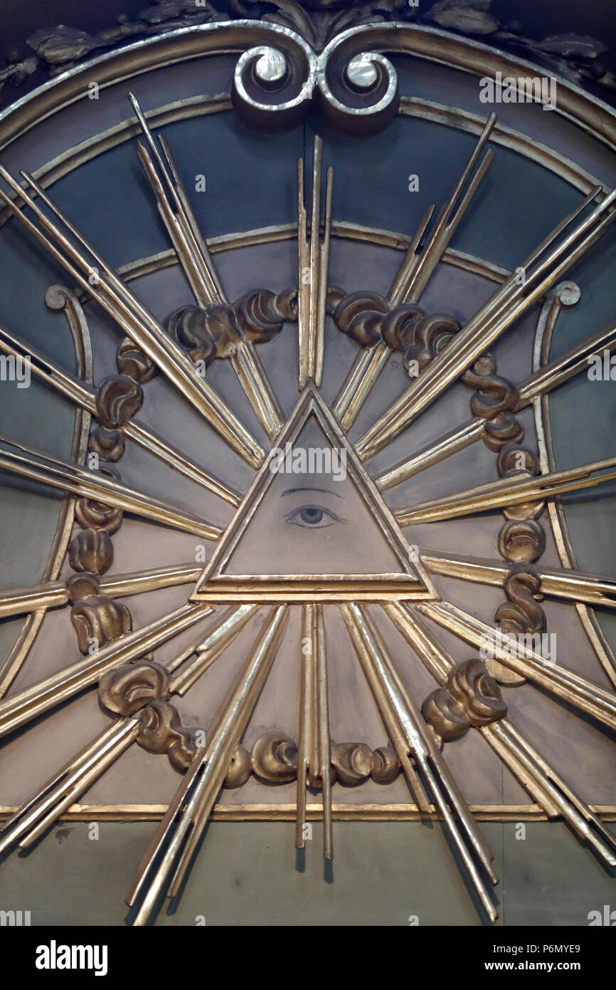 Cattedrale dell Assunzione di Maria e di San Giovanni Battista. L'occhio della Provvidenza o la all-seeing eye di Dio. Aosta. L'Italia. Foto Stock