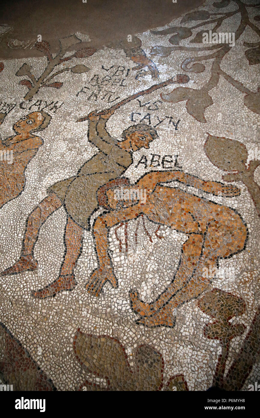 Dettaglio dei mosaici sul pavimento di Otranto Duomo (Cattedrale), Italia. Caino uccidere Abele. Foto Stock