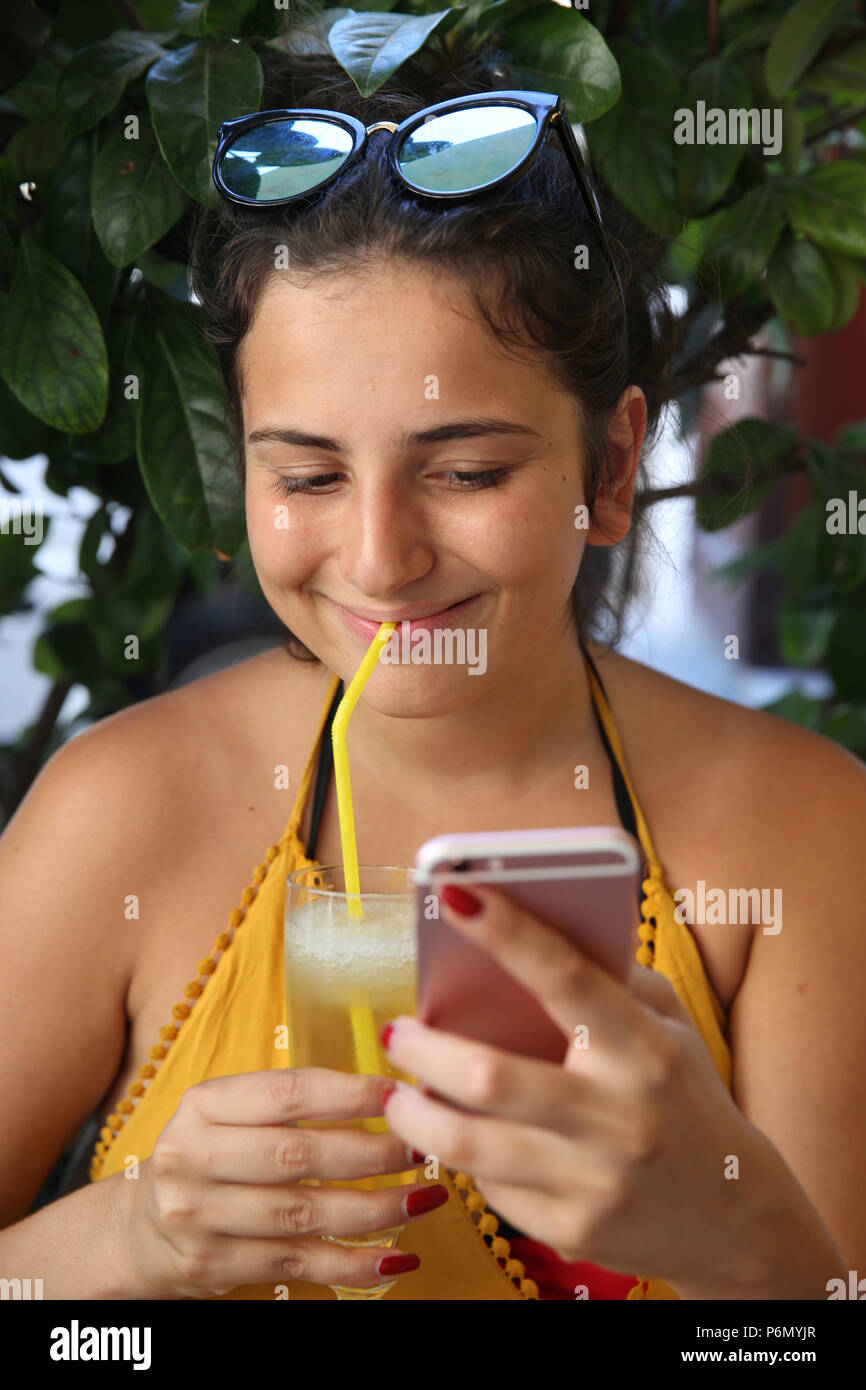 Giovane donna prendendo un selfie in vacanza nel Salento, Italia. Foto Stock