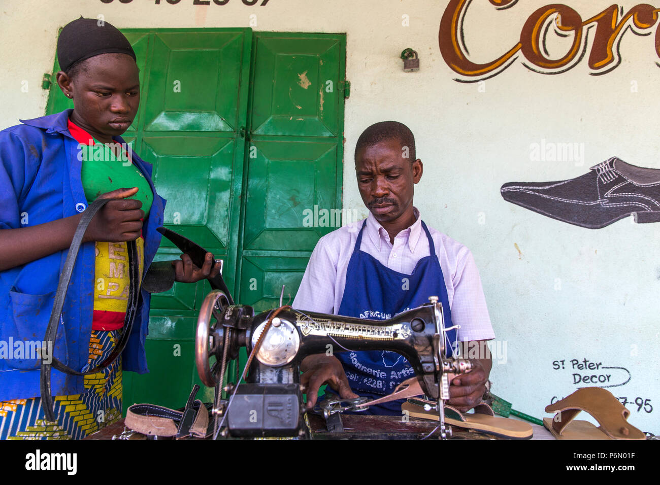 Dapaong apprendista calzolaio e la cui attività è finanziata dalla microfinanza. Il Togo. Foto Stock