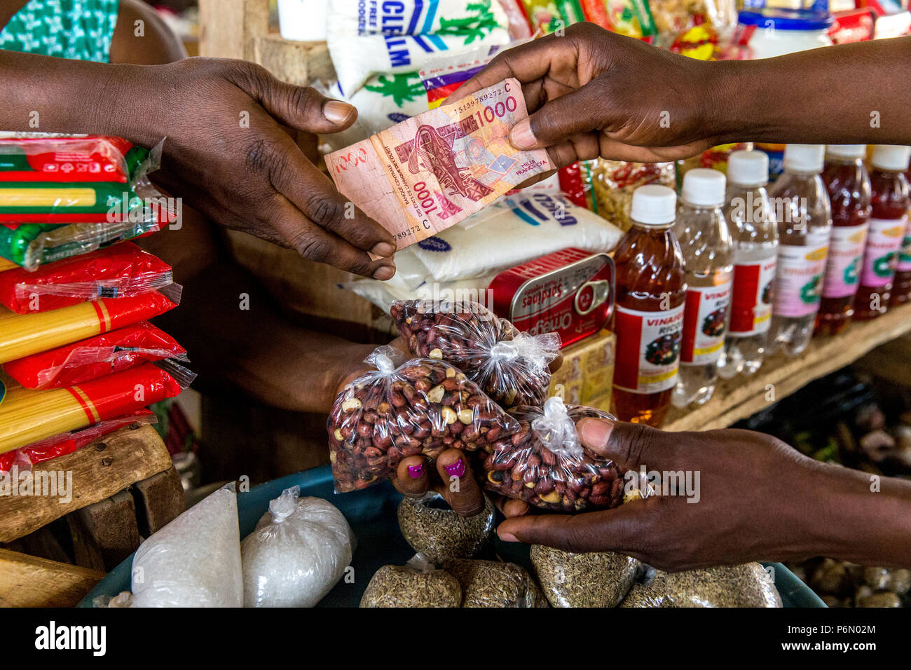 Stallo del mercato finanziate dalla microfinanza in Dapaong, Togo. Foto Stock
