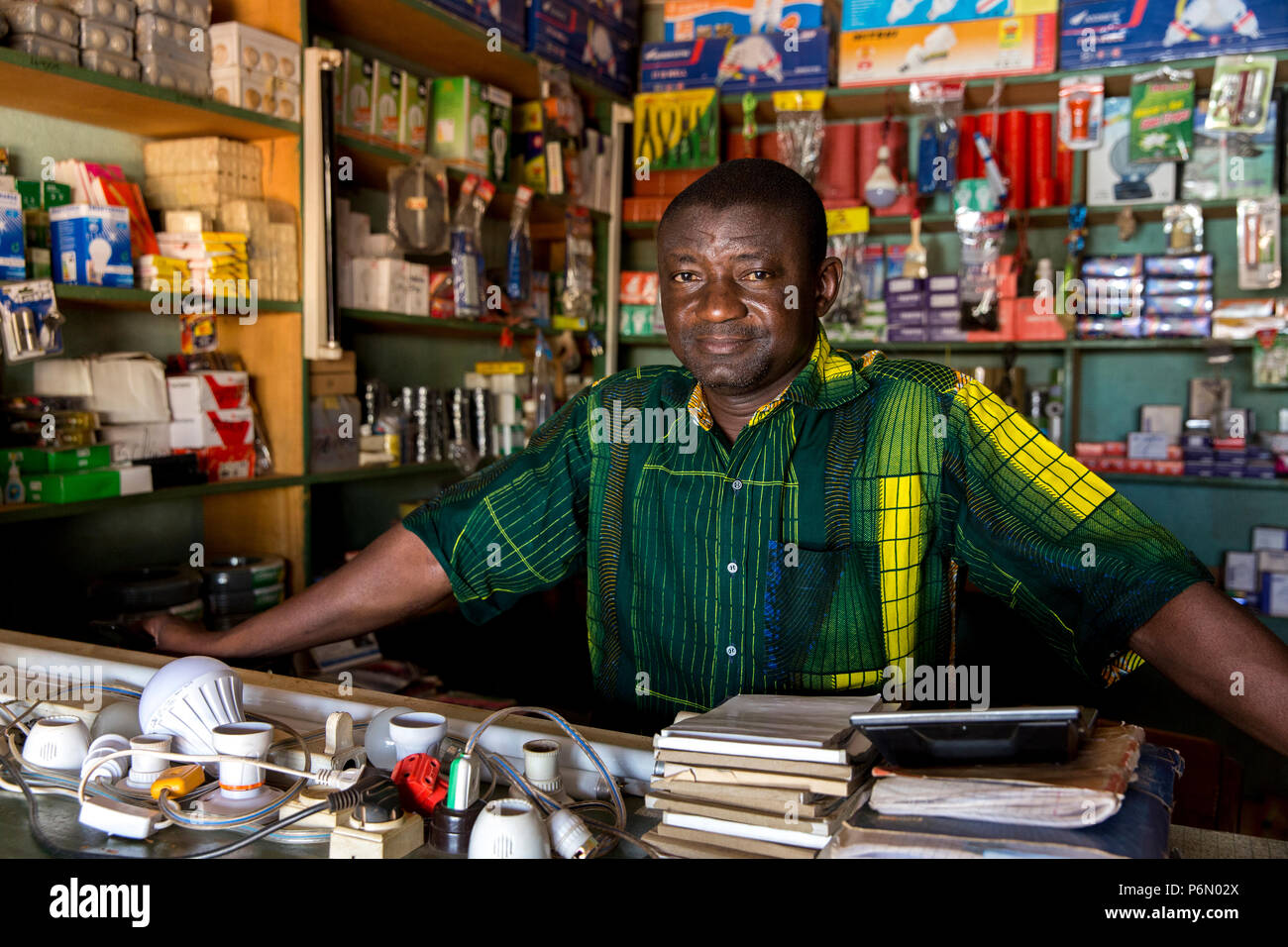Hardware shop finanziato dalla microfinanza in Dapaong, Togo. Foto Stock