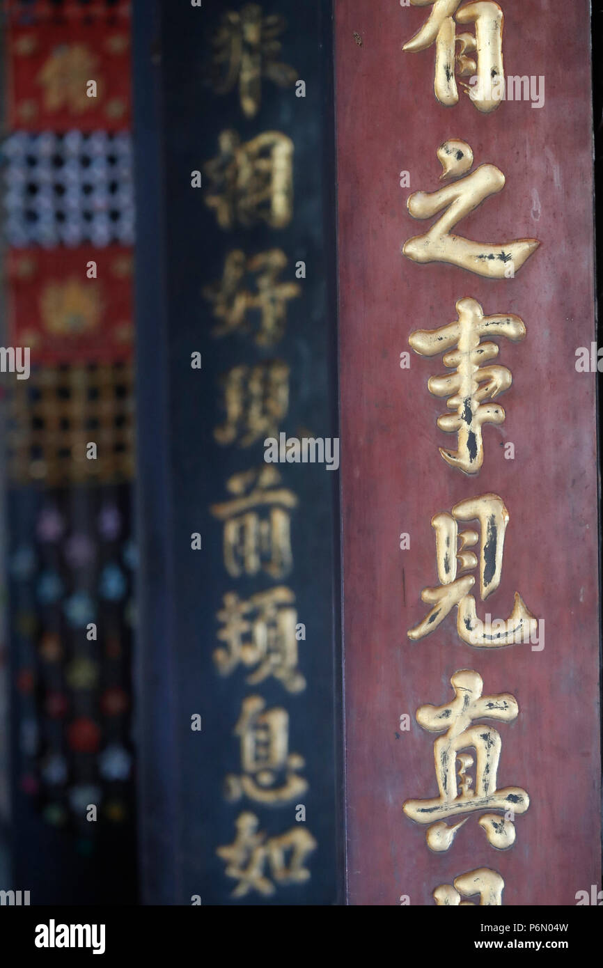 Vinh Trang tempio buddista. Calligraphy. I caratteri cinesi su colonne. My Tho. Il Vietnam. Foto Stock